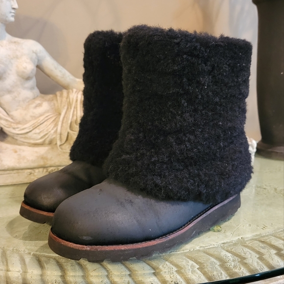 Ugg Maylin Boots in black. Size 5 #119 - Picture 4 of 14